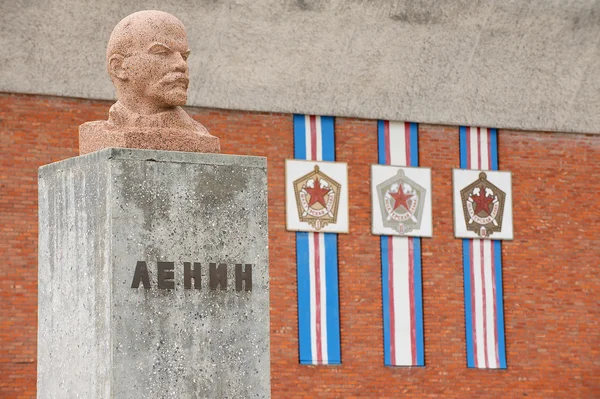 Lenin büstü terk edilmiş Rus arctic yerleşim Pyramiden, Norveç, dış. — Stok fotoğraf