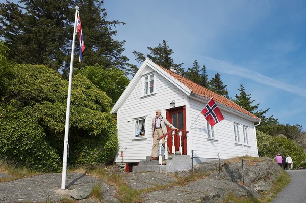 Man onttrekkingen aan zijn huis in Skudeneshamn, Noorwegen. — Stockfoto