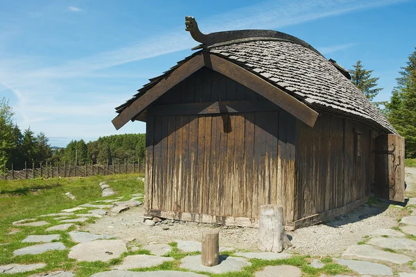 Buitenkant van het gereconstrueerde traditionele Viking huis in Kamroy, Noorwegen. — Stockfoto