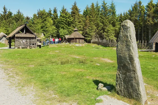 La gente explora el tradicional pueblo vikingo reconstruido en Kamroy, Noruega . — Foto de Stock