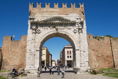 İnsanlar yürüyüş altında Augustus Arch - antik Romanesk kapısı ve tarihsel dönüm noktası, Rimini, İtalya.