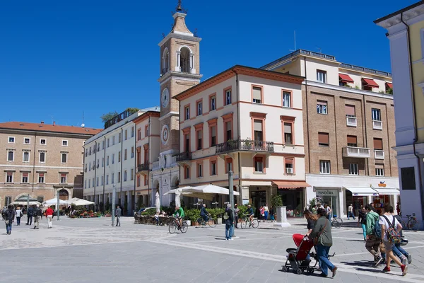 Rimini, İtalya sokakta insanlar yürümek. — Stok fotoğraf