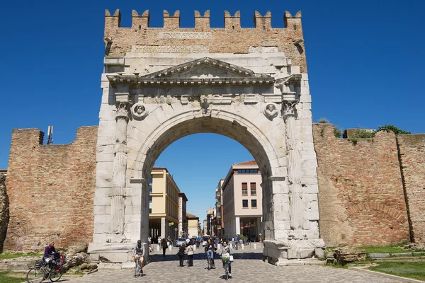İnsanlar yürüyüş altında Augustus Arch - antik Romanesk kapısı ve tarihsel dönüm noktası, Rimini, İtalya. — Stok fotoğraf