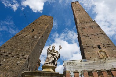 Bologna, İtalya için ünlü Asiinelli ve Garisenda kuleleri için görüntüleyin.