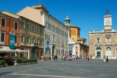 Turistler yürüyüş kare Ravenna, İtalya.