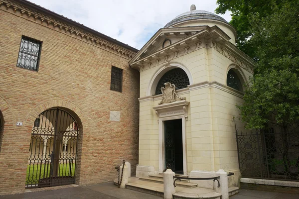 Außenseite des Dantegrabs, einer neoklassischen Struktur, die 1780 von camillo morigia in ravenna, italien, erbaut wurde. — Stockfoto