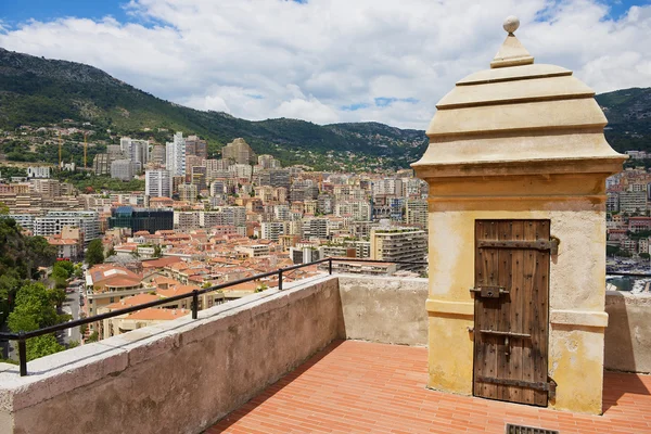 Vista a los edificios de la ciudad de Mónaco con la antigua torre de vigilancia en primer plano . —  Fotos de Stock