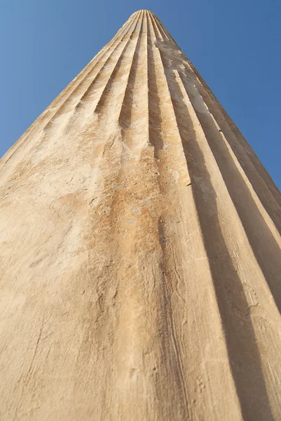 Buitenkant van de oude kolom op de ruïnes van Persepolis in Shiraz, Iran. — Stockfoto