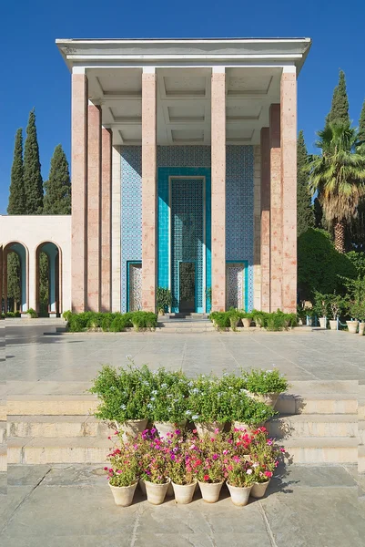 Außenseite des Saadi-Mausoleums in Shiraz, Iran. Saadi war einer der berühmten persischen Dichter des Mittelalters. — Stockfoto