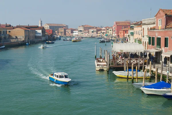 Vista al Gran Canal, barcos, edificios y personas en la calle a principios de primavera en Murano, Italia . — Foto de Stock