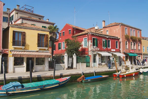 Zobrazení kanálu, čluny, budov a lidí na ulici v předjaří v Murano, Itálie. — Stock fotografie