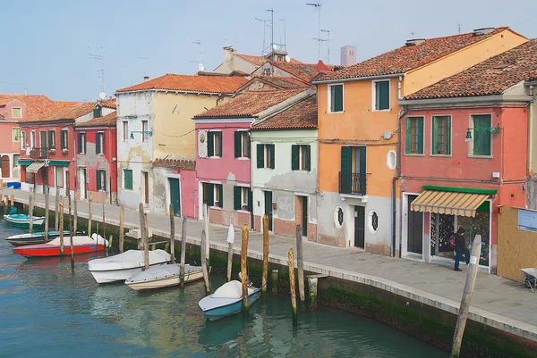 Pohled do kanálu, lodě a budovy na ulici v Murano, Itálie. — Stock fotografie