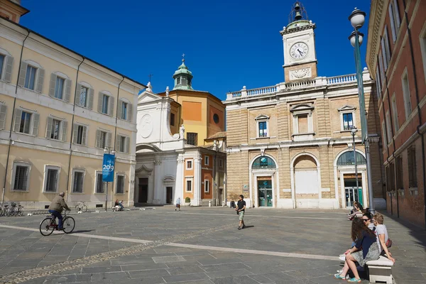Turistas pasean por la plaza de Rávena, Italia . —  Fotos de Stock