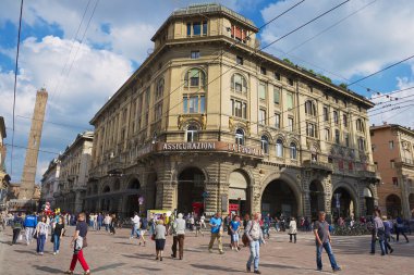 Bologna, İtalya Francesco Rizzoli sokakta insanlar yürümek.