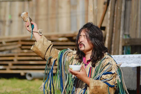 Chamán mongol realiza un ritual en Ulanbaatar, Mongolia . — Foto de Stock