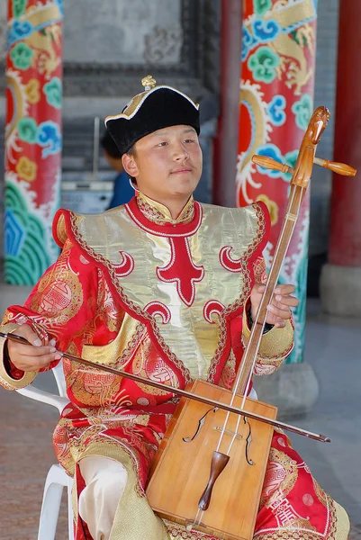Man wearing traditional costume performs music with morin khuur - national musical instrument in Ulaanbaatar, Mongolia. — Stock Photo, Image