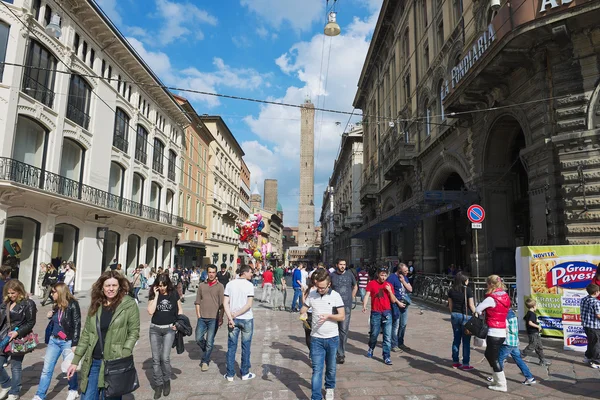 Bologna, İtalya Francesco Rizzoli sokakta insanlar yürümek. — Stok fotoğraf