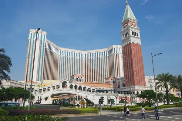 La gente cruza la calle frente al complejo-hotel veneciano en Macao, China . — Foto de Stock