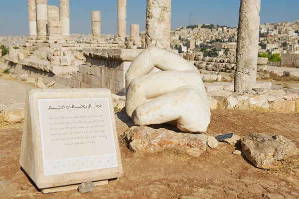 Stone Hercules hand at the antique Citadel in Amman, Jordan. — ストック写真