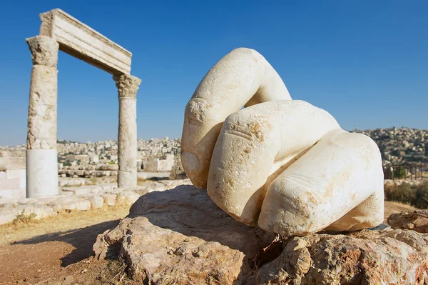 Stone Hercules hand at the antique Citadel in Amman, Jordan. — ストック写真