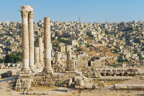 Vista de las antiguas columnas de piedra en la Ciudadela de Ammán con la ciudad de Ammán al fondo en Ammán, Jordania . — Foto de Stock