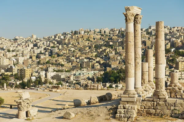 Vista de las antiguas columnas de piedra en la Ciudadela de Ammán con la ciudad de Ammán al fondo en Ammán, Jordania . — Foto de Stock