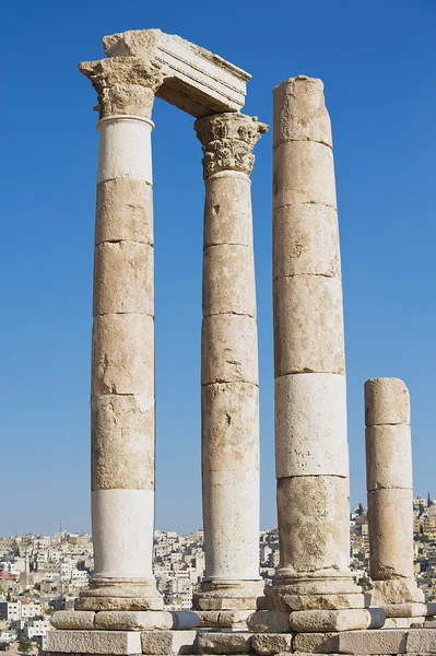 Vista de las antiguas columnas de piedra en la Ciudadela de Ammán con la ciudad de Ammán al fondo en Ammán, Jordania . — Foto de Stock