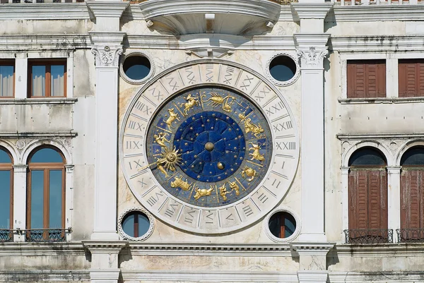 Detalle exterior de la Torre dell Orologio (Torre del Reloj) en Venecia, Italia . —  Fotos de Stock