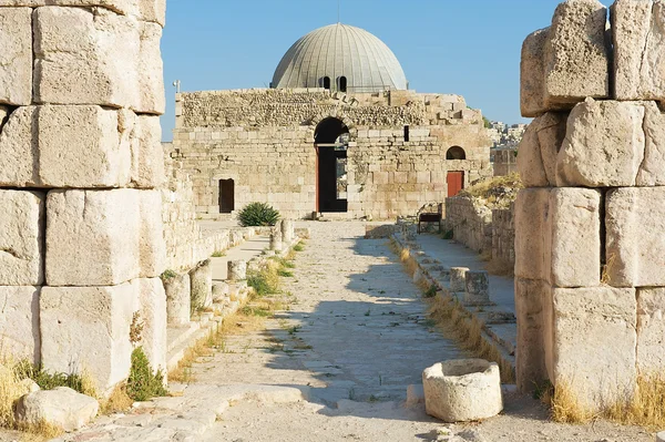 Exterior del antiguo palacio omeya en la colina de la ciudadela romana en Ammán, Jordania . — Foto de Stock