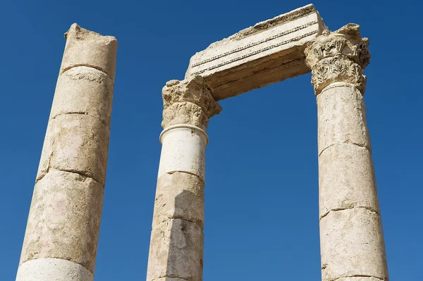 Detalle exterior de las antiguas columnas de piedra de la Ciudadela de Ammán en Ammán, Jordania . — Foto de Stock