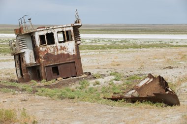 Balıkçı teknesi Aral Denizi, Aralsk, Kazakistan deniz yatağı, paslı kalıntıları.