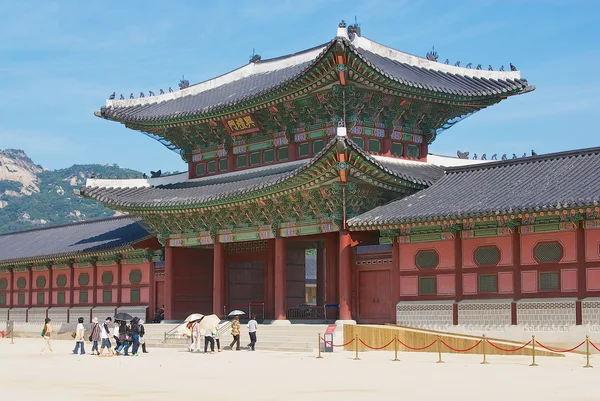 La gente visita el Palacio Real de Gyeongbokgung en Seúl, Corea . — Foto de Stock