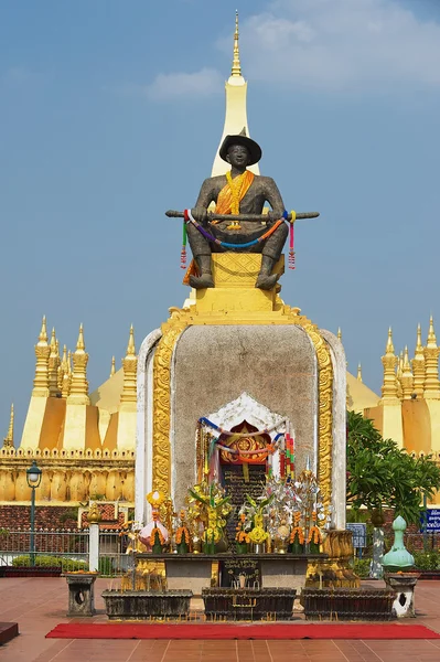 Vnější část socha krále Chao Anouvong před stupa Pha That Luang Vientiane, Laos. — Stock fotografie