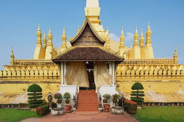 Na zewnątrz Pha That Luang Stupa w Vientiane, Laos. — Zdjęcie stockowe