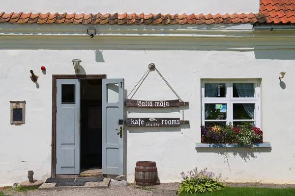 Buitenkant van de ingang van een café in de traditioneel gebouw in Pilsrundale, Letland. — Stockfoto