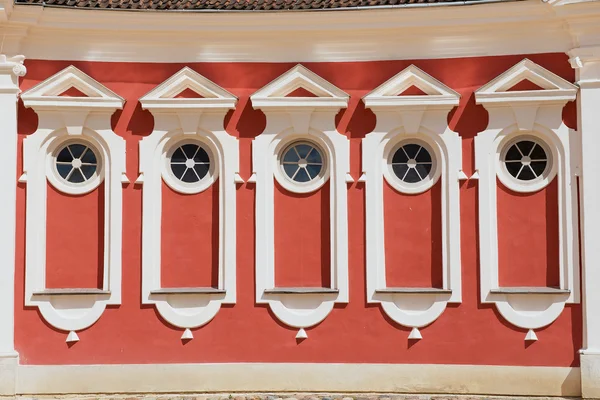 Exterior of the red painted stables building windows next to Rundale palace in Pilsrundale, Latvia. — Stock Photo, Image