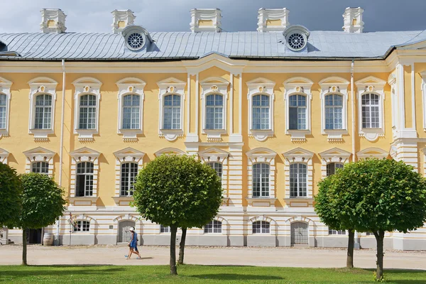 People walk in front of the Rundale palace facade  in Pilsrundale, Latvia. — Stock Photo, Image