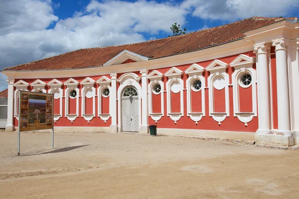 Esterno del palazzo delle scuderie dipinte di rosso accanto al palazzo Rundale a Pilsrundale, Lettonia . — Foto Stock