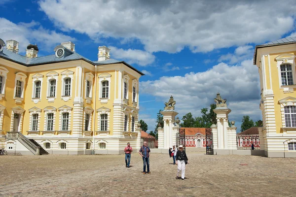 People explore Rundale palace in Pilsrundale, Latvia. — Stock Photo, Image