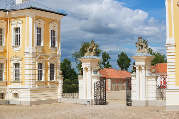 Exterior of the entrance gate to Rundale palace in Pilsrundale, Latvia. — Stock Photo, Image