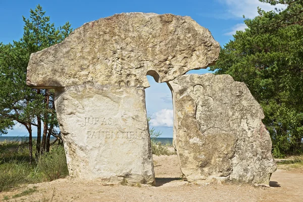 Exterior del monumento de piedra a las personas, que perdieron la vida en el mar en Kolka, Letonia . —  Fotos de Stock