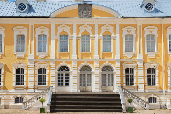 Extérieur de la façade du palais Rundale à Pilsrundale, Lettonie . — Photo