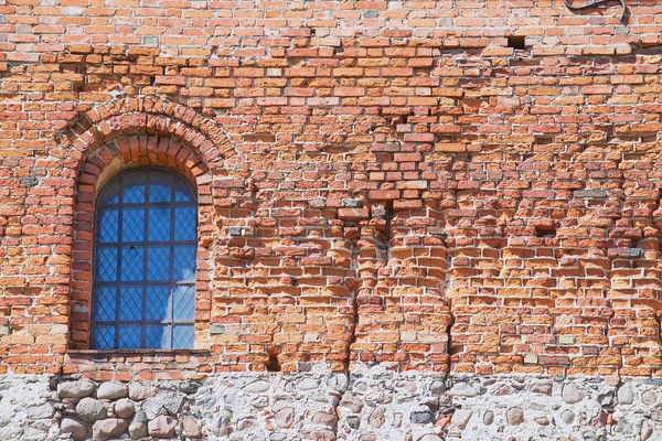 Buitenkant van de Trakai Kasteel oude bakstenen muur met een raam in Trakai, Litouwen. — Stockfoto