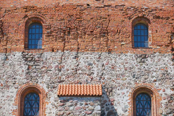 Trakai kale eski tuğla duvar Trakai, Litvanya dört windows ile dış. — Stok fotoğraf