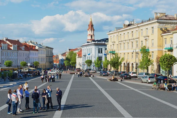 Turistas pasean por la plaza del Ayuntamiento de Vilna, Lituania . — Foto de Stock