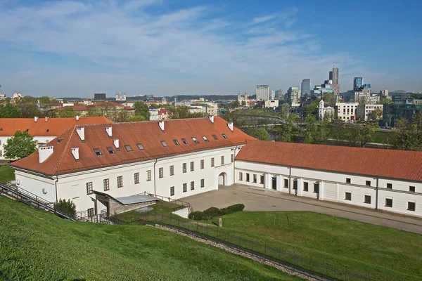 Vue sur le vieil arsenal et les nouveaux bâtiments modernes de la ville depuis la colline de Gediminas à Vilnius, Lituanie . — Photo