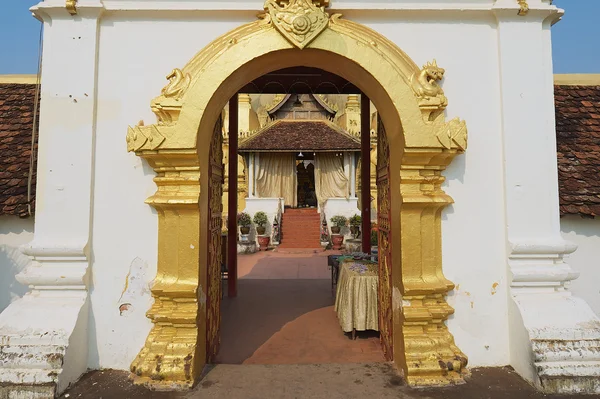 Внешняя сторона входа в ступу Пхаат Луанг во Вьентьяне, Лаос . — стоковое фото