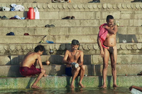 Pilgrims bathe in Holy Ganges river at sunrise in Varanasi, India. — Stock Photo, Image