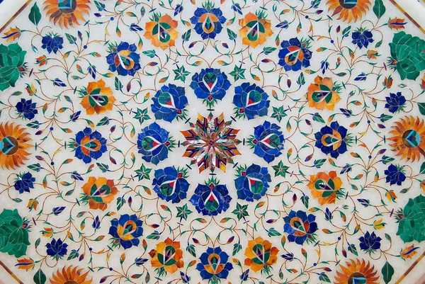 Exterior del diseño tradicional de mármol floral colorido producido por la comunidad musulmana local de Bharai en Agra, India . — Foto de Stock