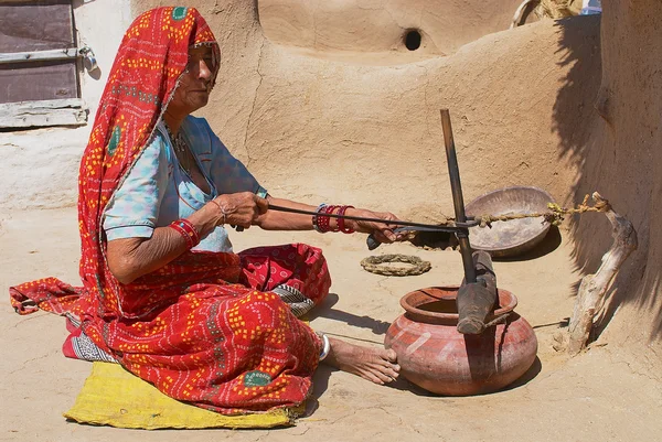 Donna cieca fa i lavori domestici a Jamba, India . — Foto Stock